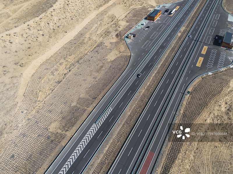 沙漠戈壁高速公路-新疆古尔班通古特沙漠S21阿乌高速沙丘停车区附近图片素材