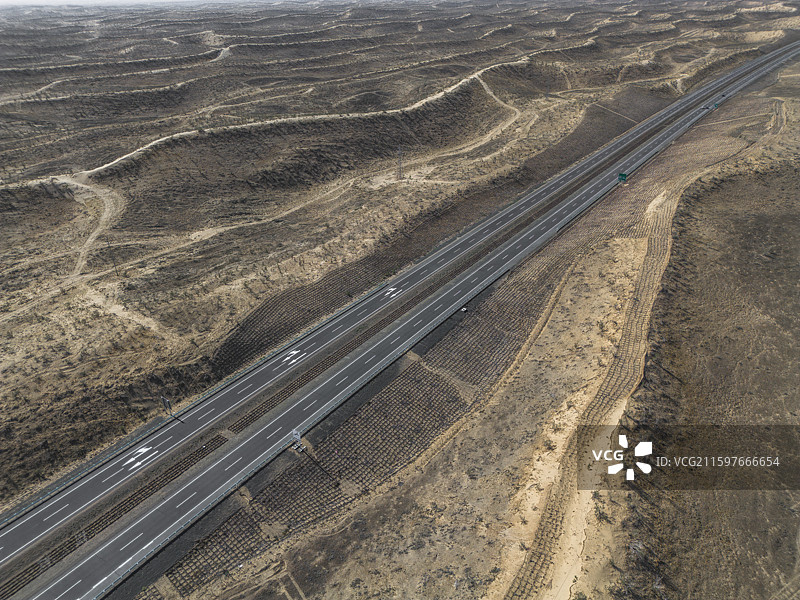 沙漠戈壁高速公路-新疆古尔班通古特沙漠S21阿乌高速沙丘停车区附近图片素材