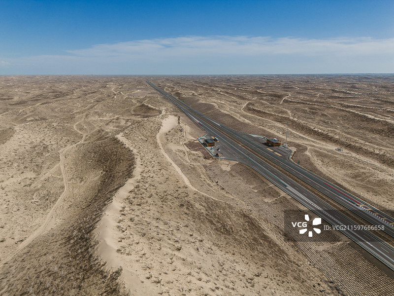 沙漠戈壁高速公路-新疆古尔班通古特沙漠S21阿乌高速沙丘停车区附近图片素材