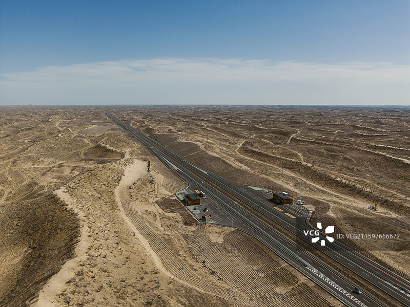 沙漠戈壁高速公路-新疆古尔班通古特沙漠S21阿乌高速沙丘停车区附近图片素材