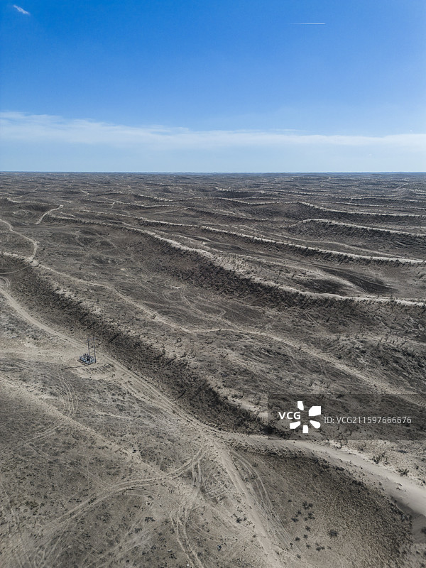 沙漠戈壁高速公路-新疆古尔班通古特沙漠S21阿乌高速沙丘停车区附近图片素材