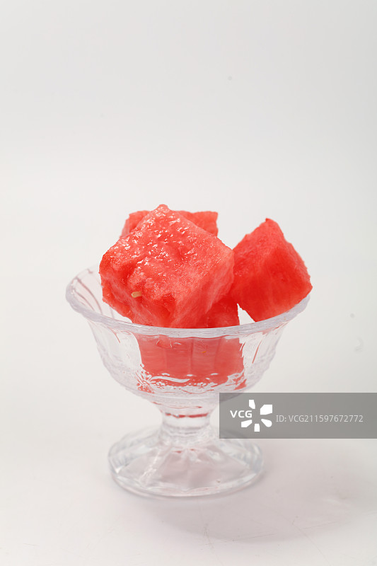 玻璃杯里的切块西瓜图片素材