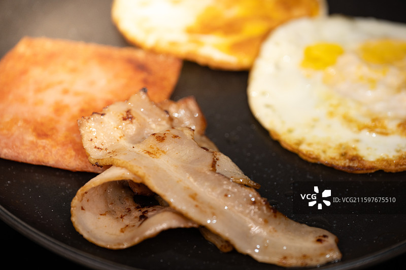 煎培根配煎蛋和吐司图片素材