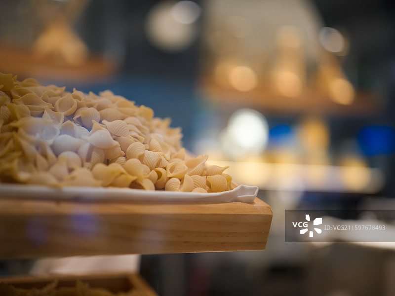 意大利面壳在木制托盘上展示图片素材