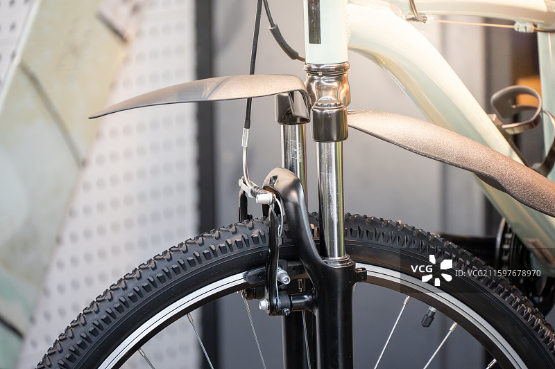 自行车前轮与挡泥板特写图片素材
