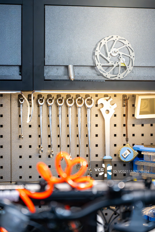 自行车维修车间工具墙图片素材