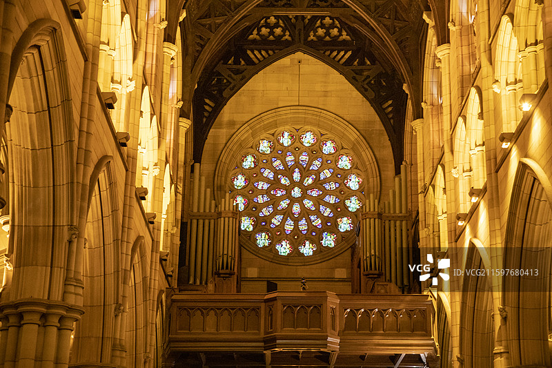 澳大利亚悉尼圣安德烈大教堂内部空间的高大拱顶图片素材