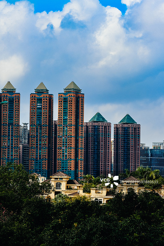 阳光照耀与乌云密布的清晨……图片素材