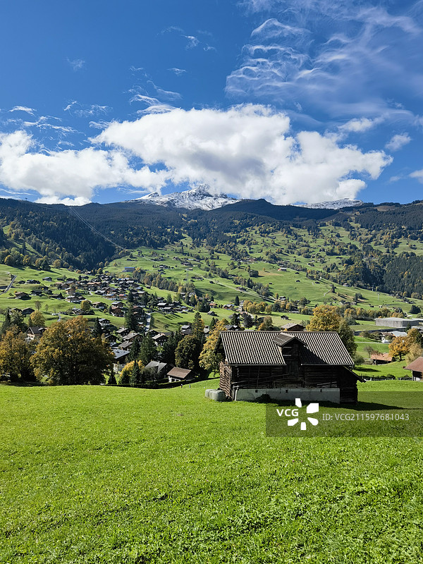 瑞士格林德瓦梦幻山坡的自然风光图片素材