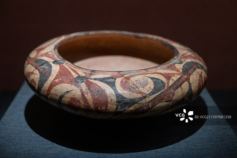 新石器时代大汶口文化彩陶钵（南京博物院馆藏）图片素材