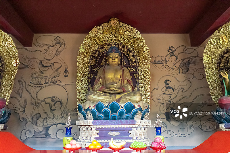 中国山西临汾洪洞县曲亭镇上寨村，龙泉寺宫殿内三世佛释迦摩尼药师佛阿弥陀佛，室内无人图像摄影图片素材