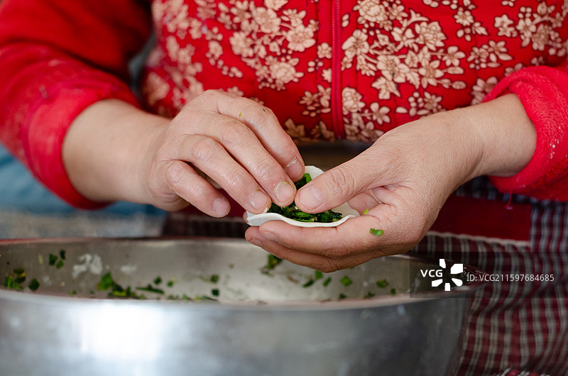 女性手工包饺子画面图片素材