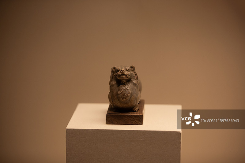 国家博物馆，三国·吴·青瓷狮形烛台图片素材