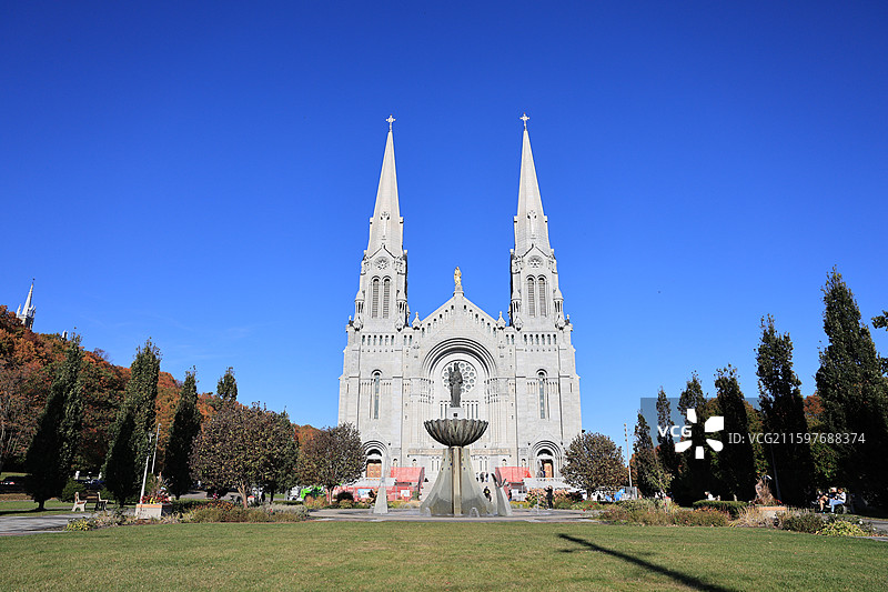 加拿大魁北克，秋天红叶相衬的圣安妮大教堂图片素材