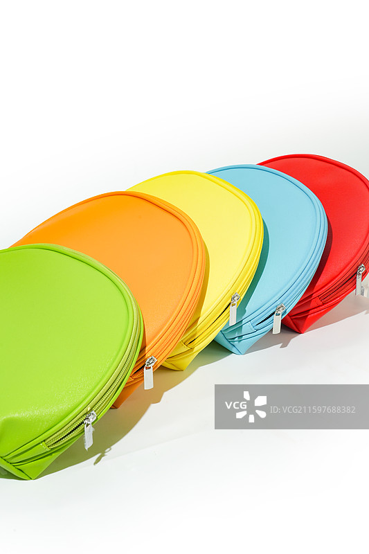 影棚拍摄，彩色空白简约贝壳化妆包素材图片素材