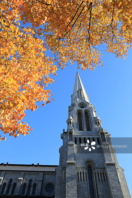 加拿大魁北克，秋天红叶相衬的圣安妮大教堂图片素材