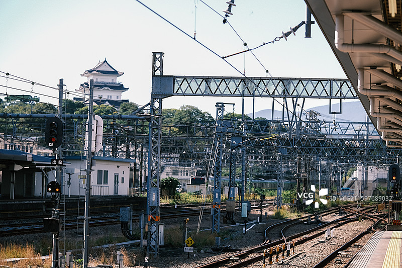 日本箱根小田原站纵横交错的火车轨道图片素材