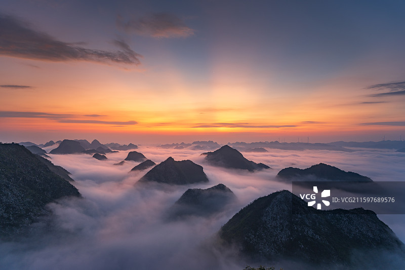 广西喀斯特高山云海日出图片素材