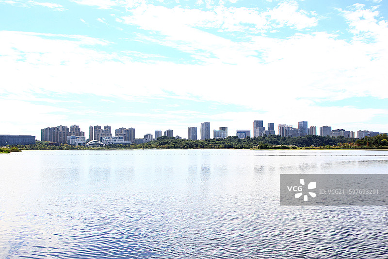 四川天府新区兴隆湖畔秋日自然和建筑风光图片素材