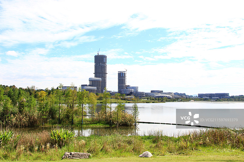 四川天府新区兴隆湖畔秋日自然和建筑风光图片素材
