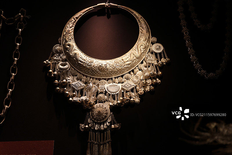 中国传统少数民族服饰纺织品布艺手工工艺展品特写图片素材