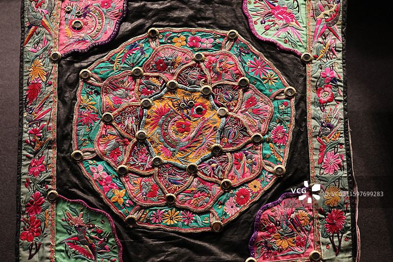 中国传统少数民族服饰纺织品布艺手工工艺展品特写图片素材