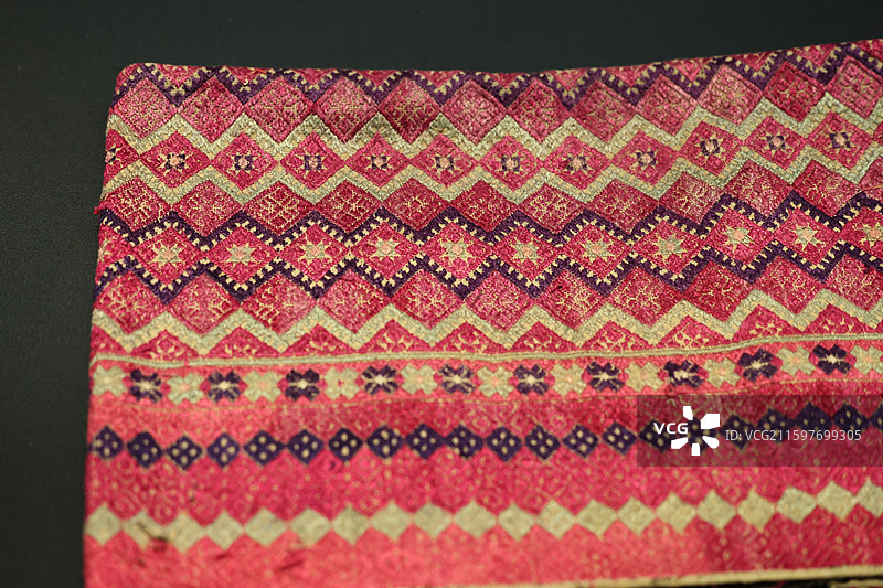 中国传统少数民族服饰纺织品布艺手工工艺展品特写图片素材