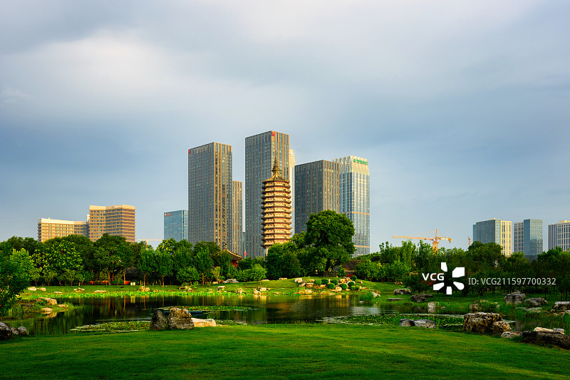 北京市通州区，北京城市副中心，清晨的燃灯塔（燃灯佛舍利塔）和运河商务区天际线。图片素材