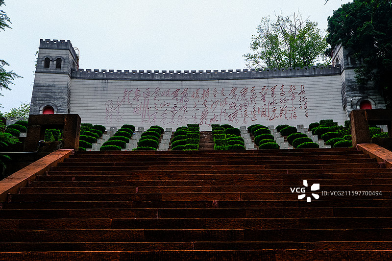 遵义赤水市四渡赤水红军烈士陵园，红军烈士永垂不朽纪念碑，毛泽东诗词长征书法石刻，四渡赤水纪念浮雕图片素材