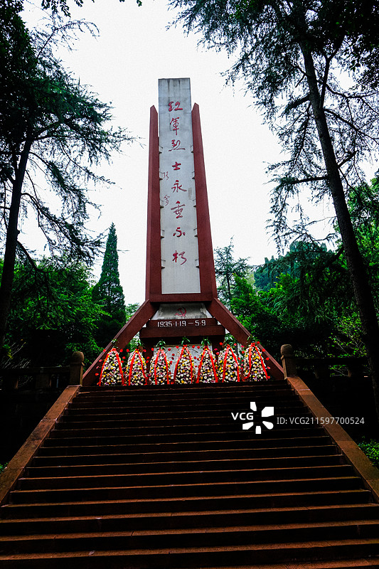 遵义赤水市四渡赤水红军烈士陵园，红军烈士永垂不朽纪念碑，毛泽东诗词长征书法石刻，四渡赤水纪念浮雕图片素材