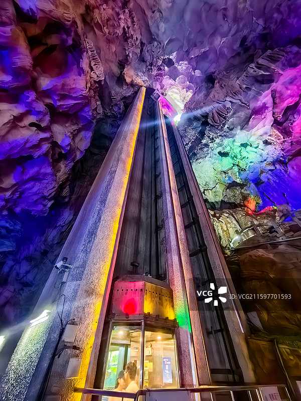 冠岩溶洞洞穴电梯图片素材
