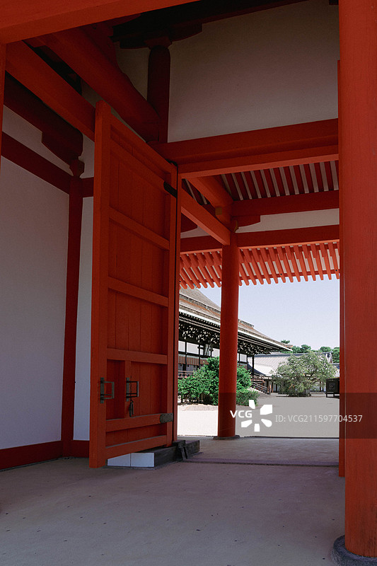 日本传统红色建筑京都御苑日本文化图片素材