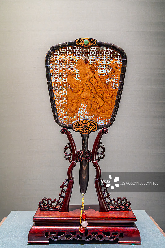 陈琴制牛角框拉烫檀香宫扇“吹箫引凤” 二十世纪八十年代 苏州博物馆图片素材