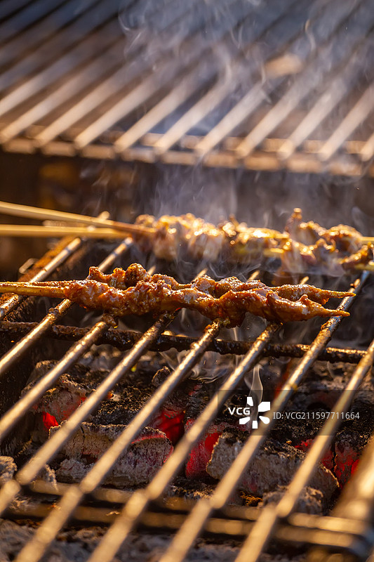 四川省绵阳市户外露营夜市，棍，烧烤,燃烧，食品图片素材