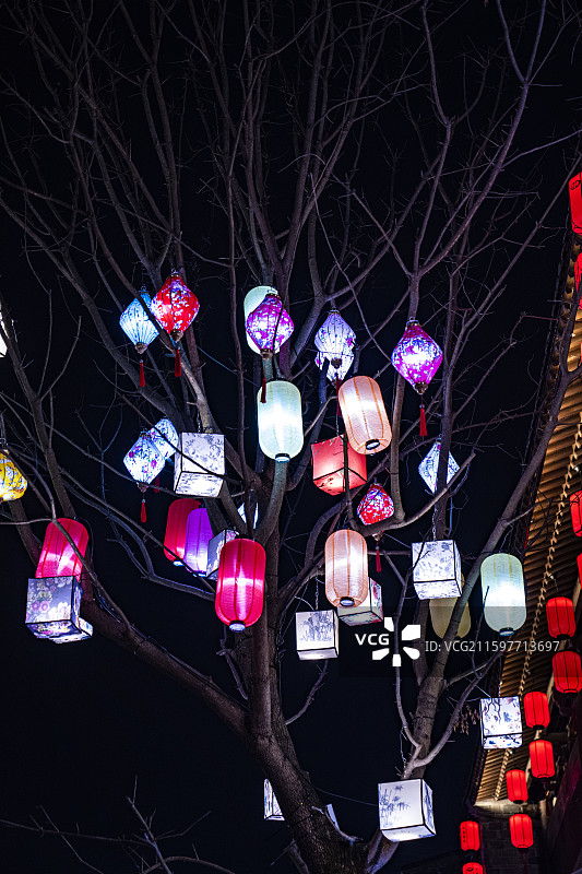树上挂着彩色灯笼夜景图片素材