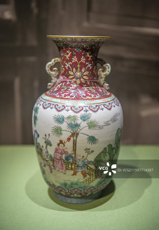 百年守护（从紫禁城到故宫博物院文物展）--粉彩婴戏图双耳撇口瓶（清代）图片素材