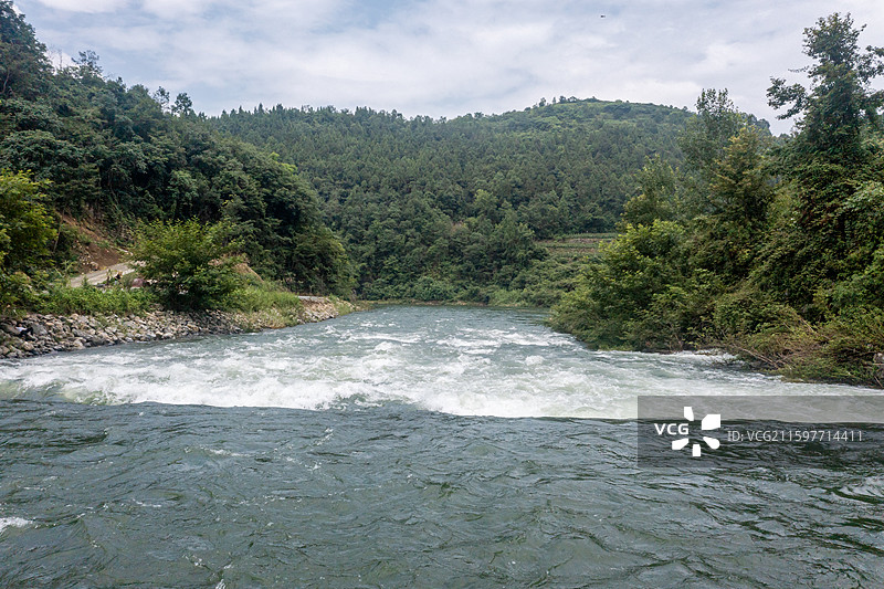 贵州夏天山区清凉的河水图片素材