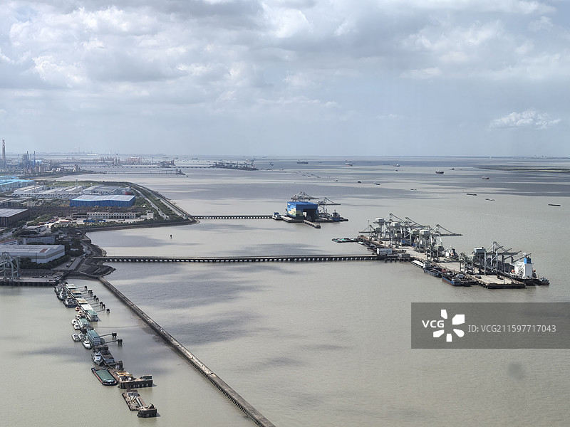 上海宝山吴淞口港口码头图片素材
