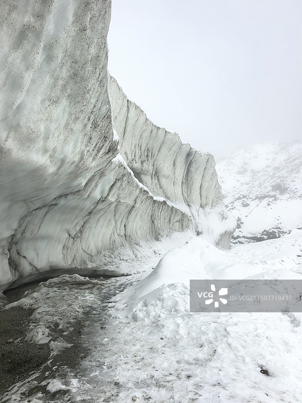 青海省果洛州阿玛尼卿雪山下维格勒当雄冰川冰舌的边缘图片素材