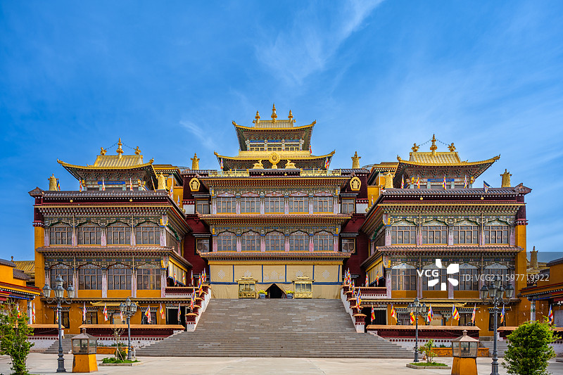 中国四川省阿坝藏族自治州格尔底寺大殿风光图片素材