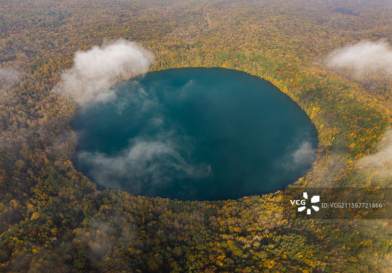 中国吉林省通化市辉南县龙湾群、吉林龙湾景区-四海龙湾火山堰塞湖云海森林高视角航拍图图片素材