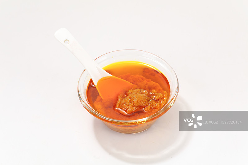 白色背景上，玻璃碗里的香辣酱图片素材
