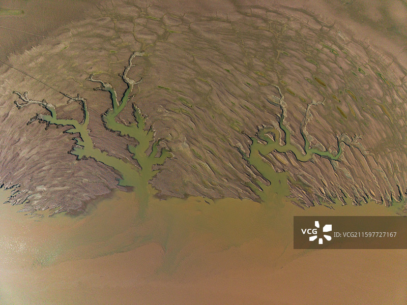 中国河南省洛阳市孟津济源市黄河小浪底水利枢纽上游库区黄河沙洲与滩涂冲刷出的图案航拍正上方视角图片素材