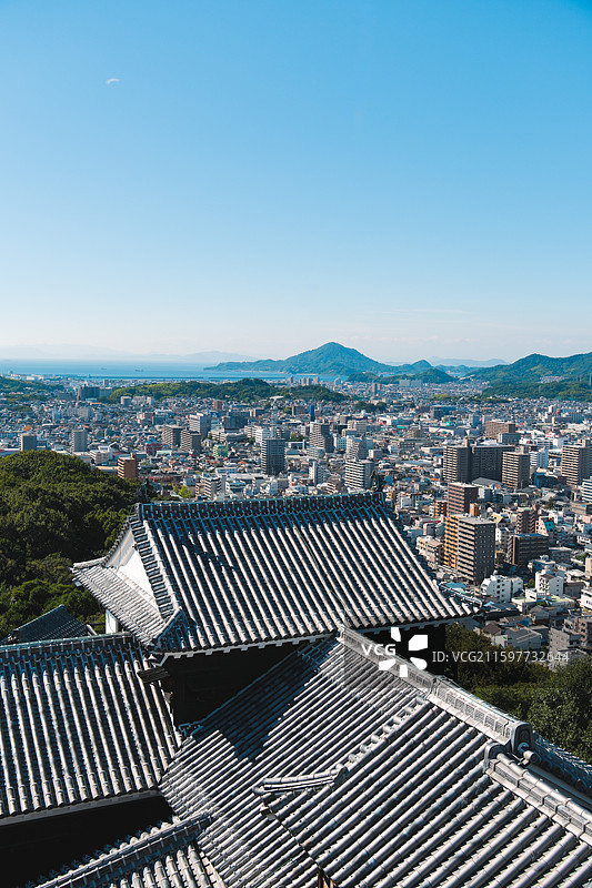 日本爱媛县松山市，从松山城远眺濑户内海图片素材