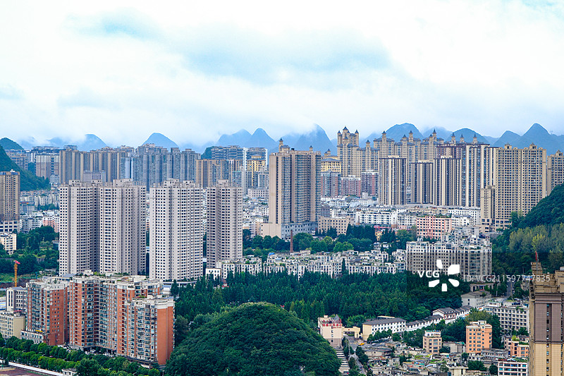 中国贵州六盘水城市风光，云贵高原东部乌蒙山区大山里的城市中国凉都六盘水，喀斯特峰林，六盘水梅花远眺图片素材