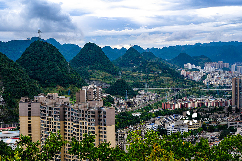 中国贵州六盘水城市风光，云贵高原东部乌蒙山区大山里的城市中国凉都六盘水，喀斯特峰林，六盘水梅花远眺图片素材