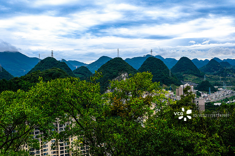 中国贵州六盘水城市风光，云贵高原东部乌蒙山区大山里的城市中国凉都六盘水，喀斯特峰林，六盘水梅花远眺图片素材