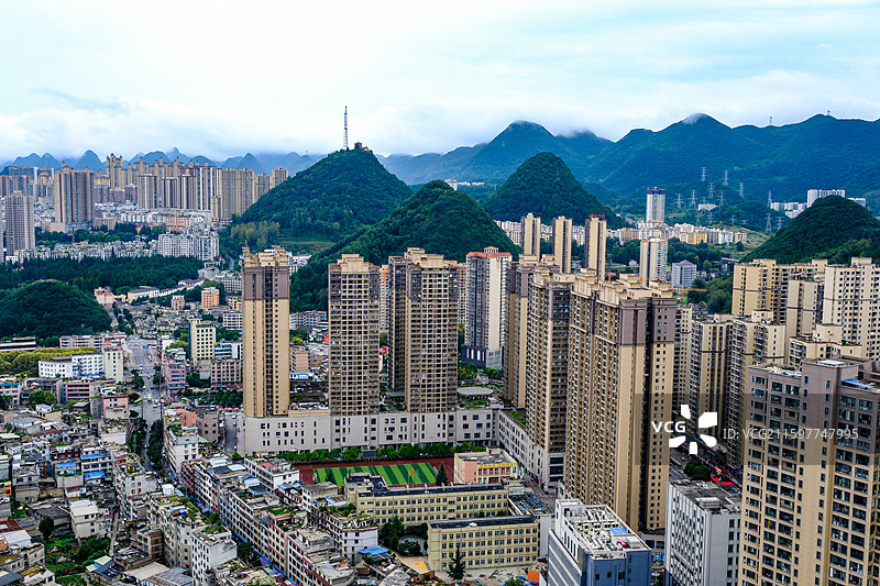 中国贵州六盘水城市风光，云贵高原东部乌蒙山区大山里的城市中国凉都六盘水，喀斯特峰林，六盘水梅花远眺图片素材