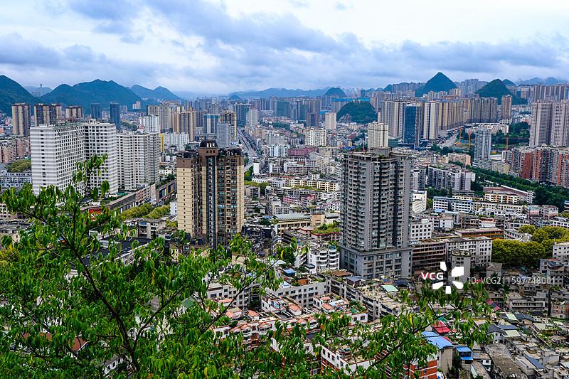 中国贵州六盘水城市风光，云贵高原东部乌蒙山区大山里的城市中国凉都六盘水，喀斯特峰林，六盘水梅花远眺图片素材