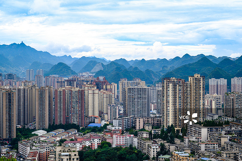 中国贵州六盘水城市风光，云贵高原东部乌蒙山区大山里的城市中国凉都六盘水，喀斯特峰林，六盘水梅花远眺图片素材